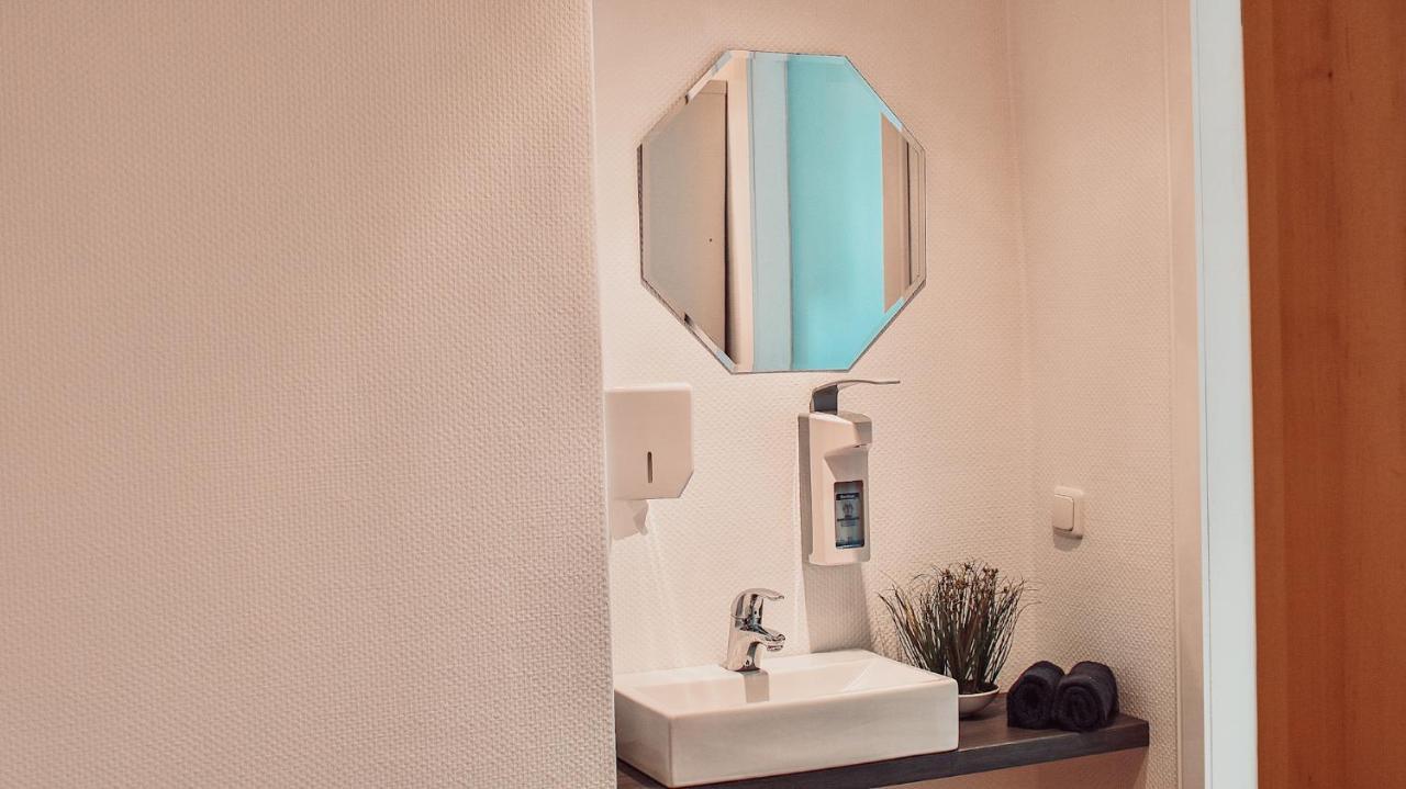 Villa Herkules - Privates Apartment Am Waldrand Mit Smart Tv Und Kostenlosen Parkplaetzen Kassel Bagian luar foto